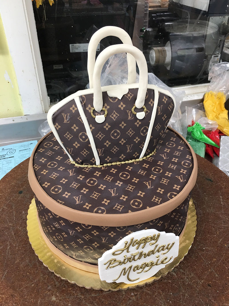 hestekræfter ru at forstå Louis Vuitton Hand Bag Sitting On Louis Vuitton Box Cake - Montilio's Bakery